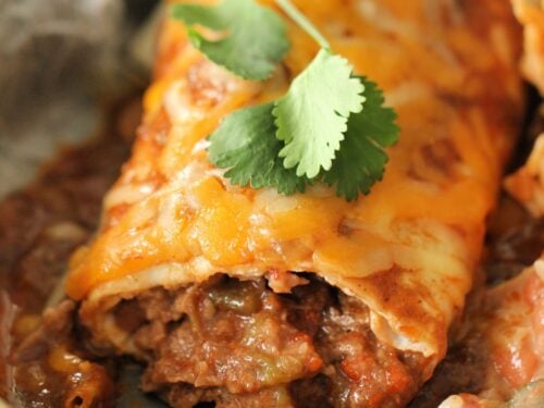 Instant-Pot-Chile-Colorado-Beef-Burritos-on-SixSistersStuff-500x375